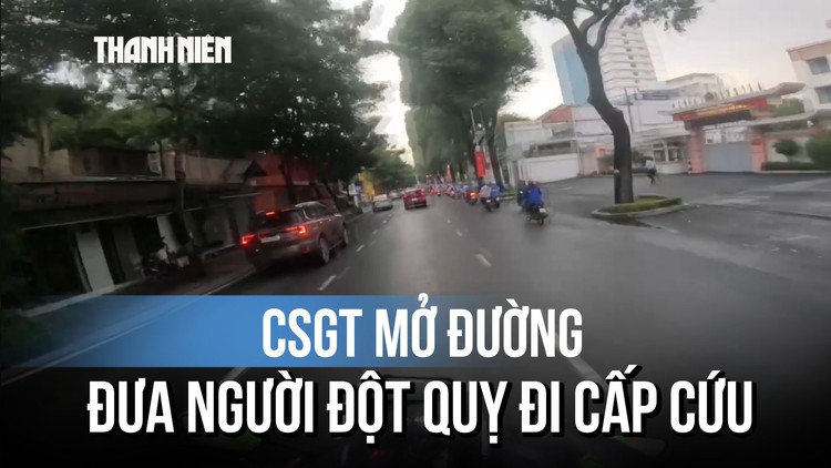 Khoảnh khắc CSGT mở đường đưa người đột quỵ đi cấp cứu
