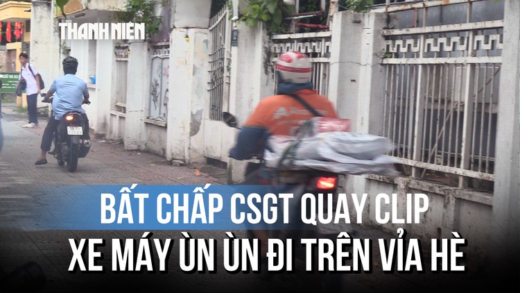 Bất chấp CSGT quay clip, xe máy ùn ùn đi trên vỉa hè ở TP.HCM