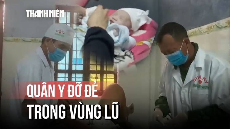 Quân y biên phòng đỡ đẻ cho sản phụ vùng cao giữa mưa lũ