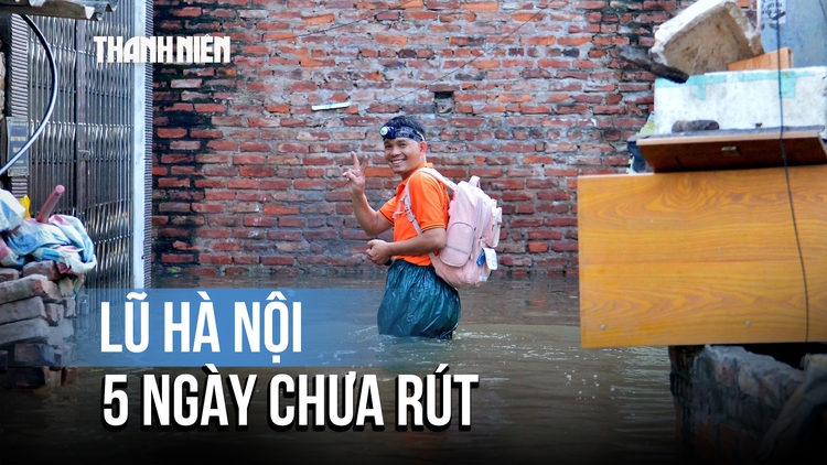 Nước lũ Hà Nội 5 ngày chưa rút: Người dân trải chiếu ‘cầu cứu’ chính quyền