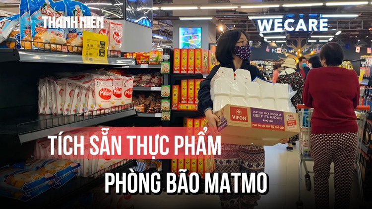 Người dân Hà Nội vội tích trữ thức ăn trước tin bão Matmo