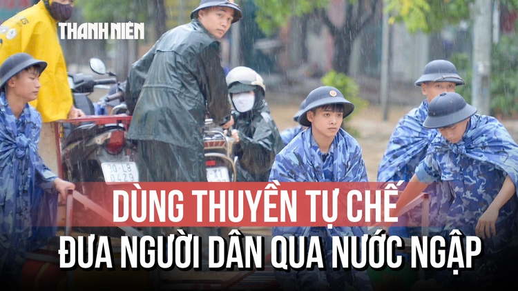 Hà Nội sau bão Matmo: Bộ đội dùng thuyền tự chế đưa dân qua vùng ngập