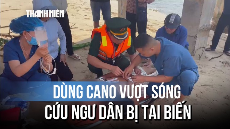 Ngư dân bị tai biến, bộ đội tức tốc dùng cano vượt sóng cứu người