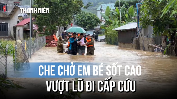 Xúc động hình ảnh công an Cao Bằng che chở em bé sốt cao vượt lũ đi cấp cứu