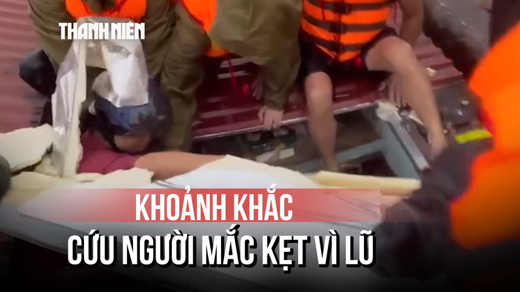 Mưa lũ ở Thái Nguyên: Xúc động clip công an cứu người mắc kẹt vì lũ