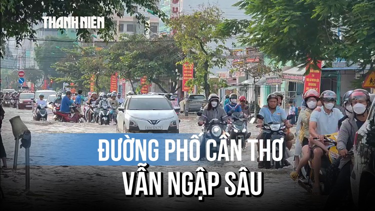 Đường phố Cần Thơ vẫn ngập sâu, chật vật di chuyển giờ cao điểm sáng