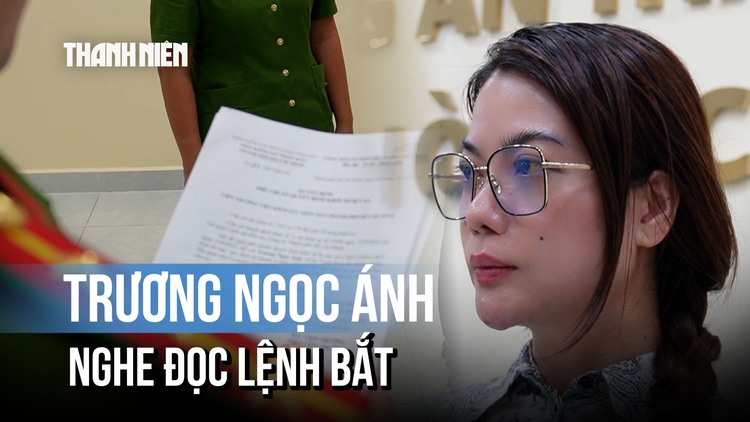 Diễn viên Trương Ngọc Ánh nghe đọc lệnh bắt