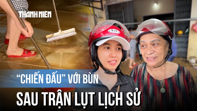 'Chiến đấu' với bùn đất sau trận lụt lịch sử ở phường Điện Bàn