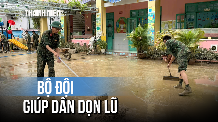 Bộ đội lội bùn từ mờ sáng giúp dân Đà Nẵng dọn dẹp sau lũ
