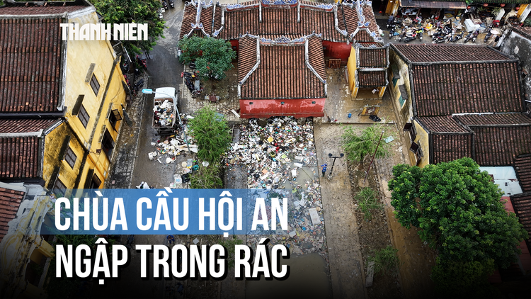 Chùa Cầu Hội An ngập tràn rác sau lũ, bốc mùi hôi tanh