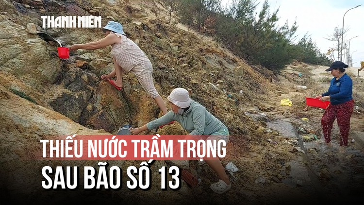 Người dân hứng nước suối để ăn uống sau bão số 13