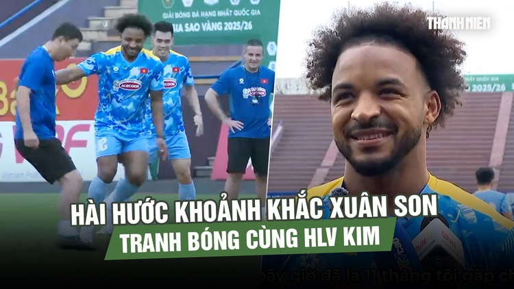 Hài hước khoảnh khắc Xuân Son tranh bóng cùng HLV Kim, nói đã hồi phục 100%