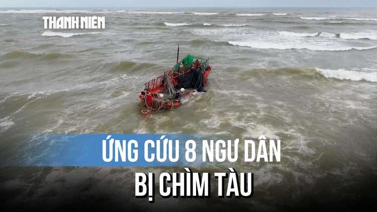 Ứng cứu thành công 8 ngư dân bị chìm tàu trên biển ở Quảng Trị
