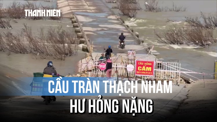 Bất chấp giăng dây cấm, người dân liều mình băng qua cầu tràn Thạch Nham hư hỏng nặng