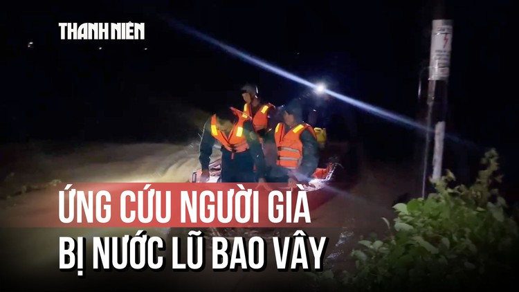Lực lượng cứu hộ lái cano vào nhà, đưa người già ra khỏi vùng lũ trong đêm