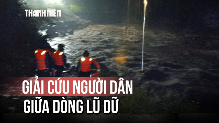 Nghẹt thở cảnh giải cứu người dân giữa dòng lũ dữ tại Đà Nẵng