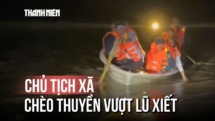 Chủ tịch xã gồng mình chèo thuyền vượt lũ xiết sau khi thuyền gặp sự cố