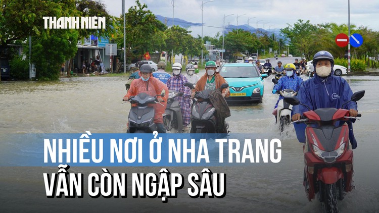 Nước lũ ở Nha Trang đã rút bớt, nhiều nơi vẫn còn ngập sâu 0,5 mét