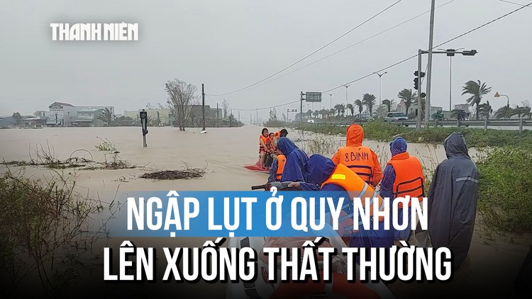 Nước lũ lên xuống thất thường, người dân Quy Nhơn hối hả ứng phó