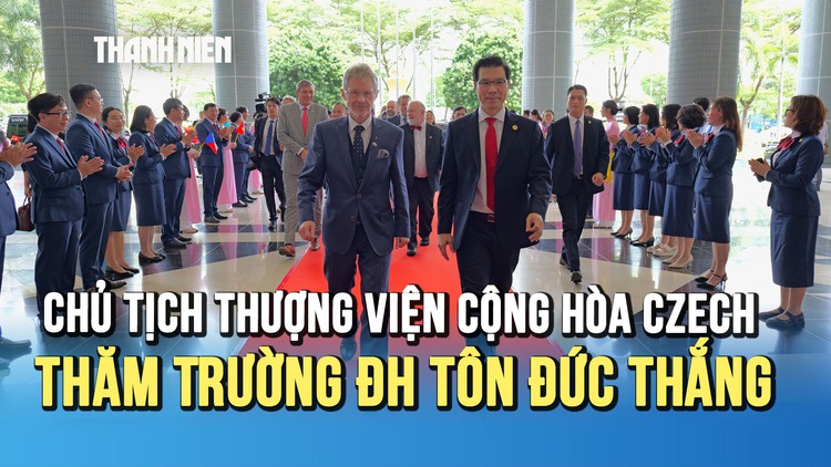 Chủ tịch Thượng viện Cộng hòa Czech trao kỷ niệm chương cho hai nhà giáo Trường ĐH Tôn Đức Thắng