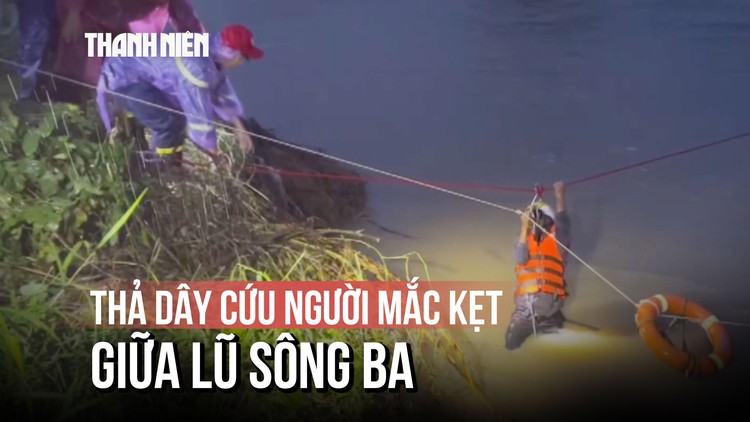 Gia Lai: Giải cứu 31 người mắc kẹt giữa dòng lũ sông Ba