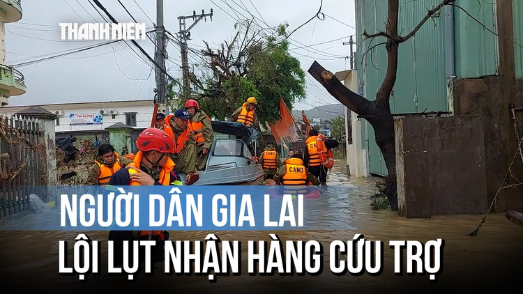 Gia Lai: Nước rút, người dân lội lụt nhận hàng cứu trợ