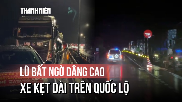 Giằng co với lũ dữ trên QL1D: CSGT mở đường, xe chở PV Thanh Niên đi vào tâm lũ Đắk Lắk