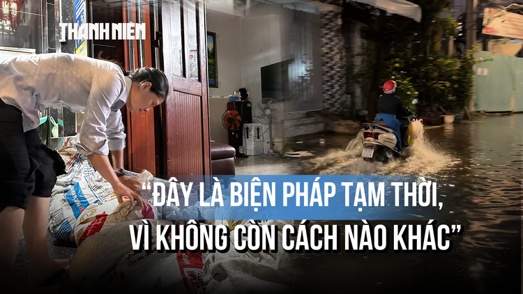 Người dân TP.HCM dựng ba lớp chắn vẫn không chống nổi triều cường
