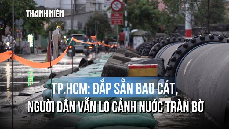 TP.HCM: 2.000 bao cát được đắp sẵn, đường Trần Xuân Soạn vẫn lo ngập