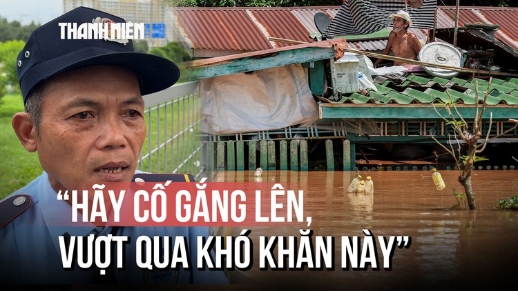 Xúc động tại Metro số 1: Hàng hóa cứu trợ chuyền tay hối hả gửi về miền Trung