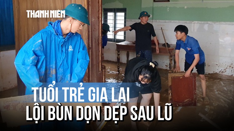 Đoàn viên đội mưa, ngâm nước lũ giúp dân dọn nhà cửa, quét bùn đất