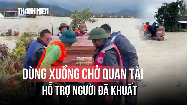 Đoàn thiện nguyện ‘ứng biến’, dùng xuồng chở quan tài hỗ trợ người đã khuất