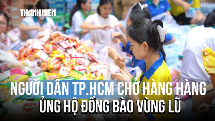 Dòng người ở TP.HCM chở hàng hóa ủng hộ đồng bào vùng lũ
