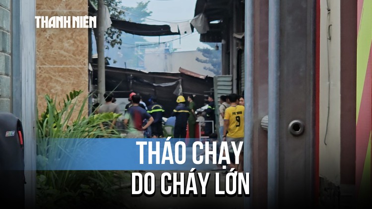 Hỏa hoạn lúc sáng sớm, người dân nỗ lực giúp chủ cơ sở di dời tài sản