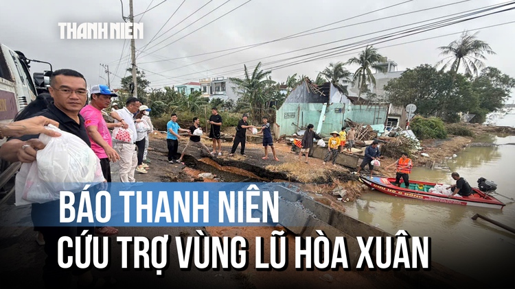 Báo Thanh Niên trao tận tay hàng cứu trợ đến người dân rốn lũ Hòa Xuân