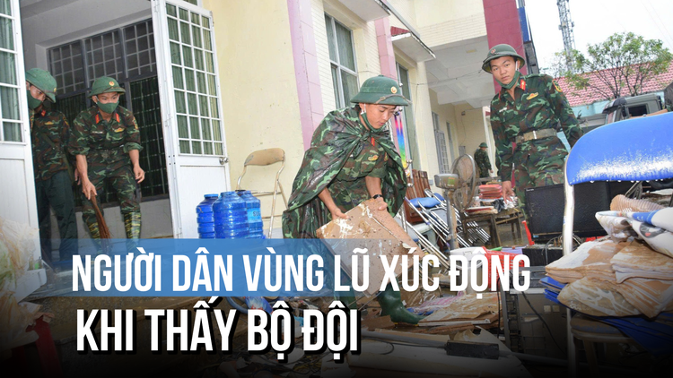 Ngổn ngang bùn đất sau lũ, người dân xúc động khi bộ đội 315 lao vào giúp dân