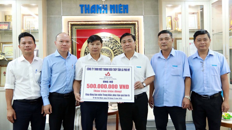 Công ty TNHH MTV Thép tấm lá Phú Mỹ giúp đồng bào miền Trung 500 triệu đồng