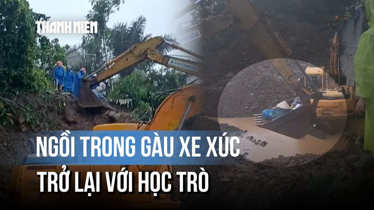 Xe xúc đất thành 'xe đưa đón': Hơn 20 giáo viên vượt mưa lũ, quay lại với học trò