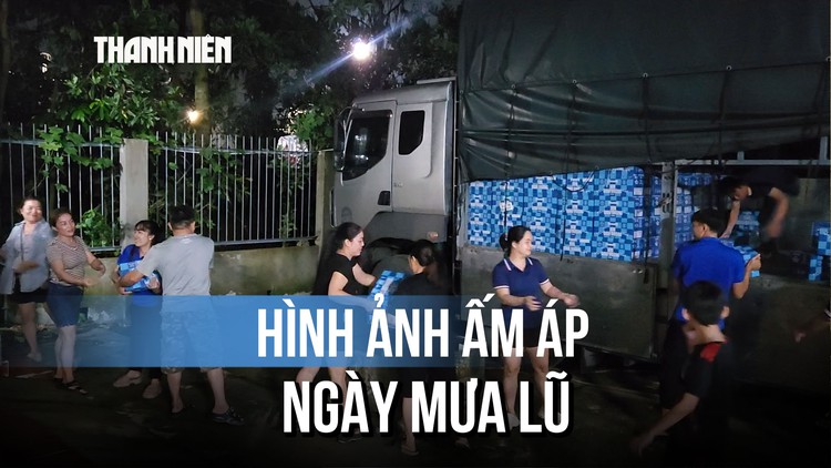 Áo xanh tình nguyện chuyển hàng cứu trợ của Báo Thanh Niên đến bà con vùng lũ