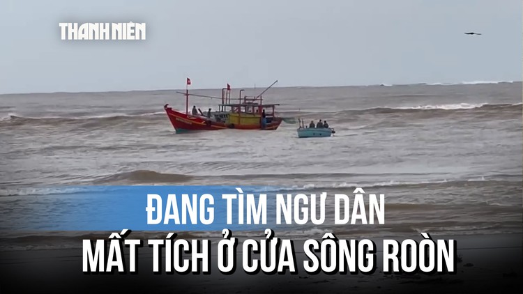 Sóng đánh chìm thuyền, đang tìm kiếm ngư dân mất tích ở cửa sông Roòn