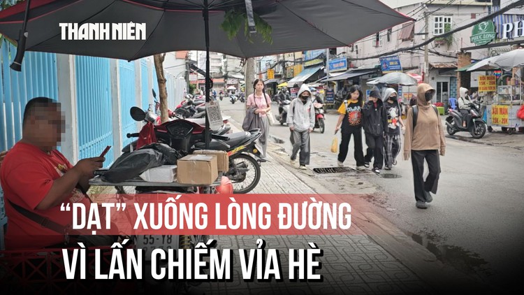 Con đường 'đau khổ' trước cổng trường: Có vỉa hè nhưng không được đi