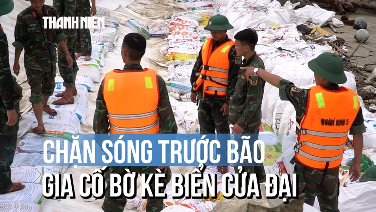 Hơn 150 chiến sĩ gia cố bờ kè biển Cửa Đại trước bão số 13