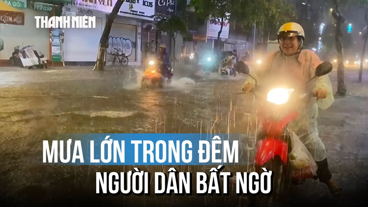 TP.HCM: Mưa lớn bất ngờ khiến nhiều tuyến đường ngập sâu