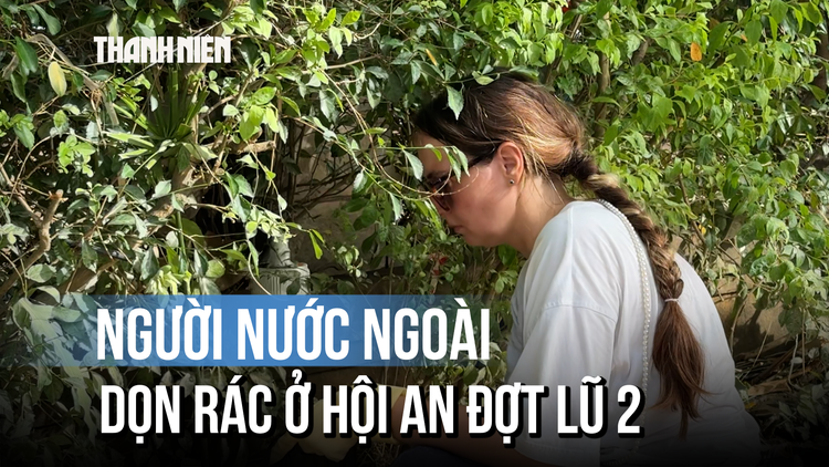 Du khách nước ngoài dọn dẹp cùng người dân Hội An sau đợt lũ thứ 2