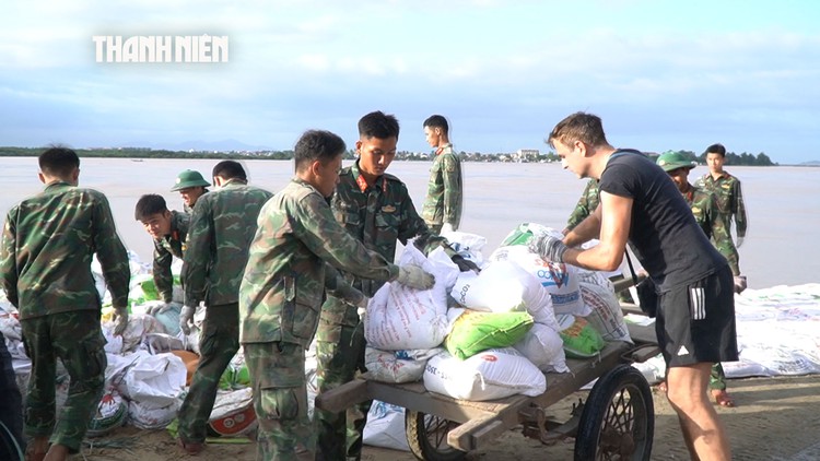 Du khách nước ngoài lội bùn cứu bờ kè: 'Được giúp đỡ là điều ý nghĩa'