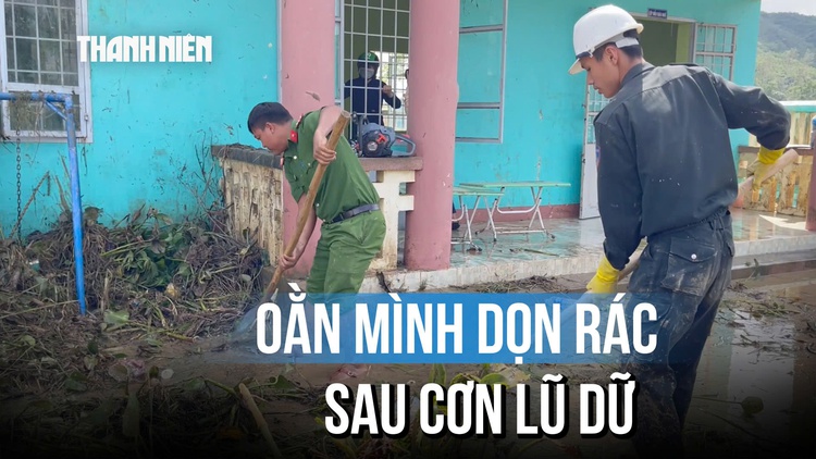 Người dân ‘căng mình’ dọn rác ở rốn lũ Đắk Lắk