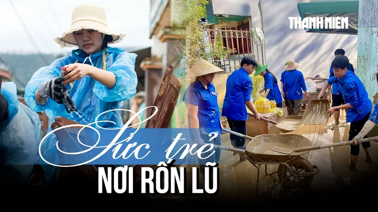 Sức trẻ nơi rốn lũ: Áo xanh lội bùn non giúp dân tái thiết