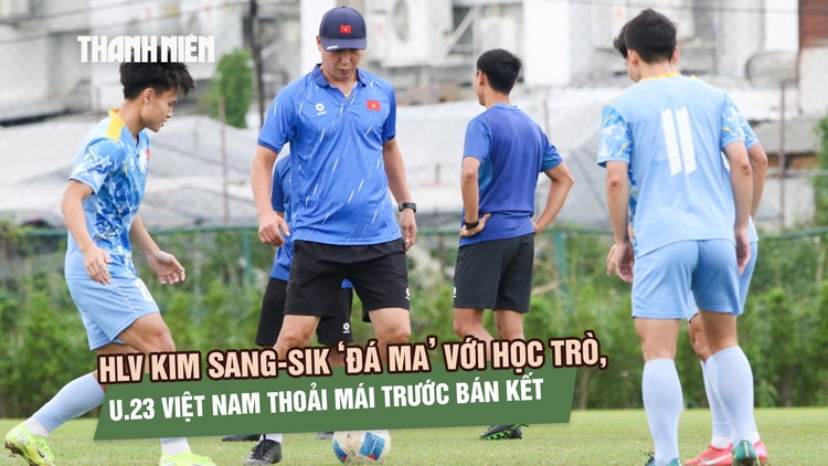 HLV Kim Sang-sik ‘đá ma’ với học trò cực vui, U.23 Việt Nam thoải mái trước bán kết