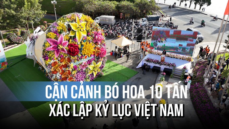Choáng ngợp bó hoa 'khổng lồ' nặng 10 tấn xác lập Kỷ lục Việt Nam