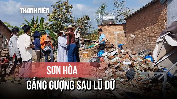 Chạnh lòng câu nói của chàng trai sau lũ: 'Nhà khổ quá, nhỏ nào thương đâu'